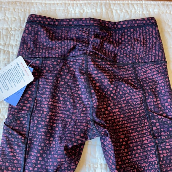 NWT Lululemon Outrun Crop - Picture 12 of 16